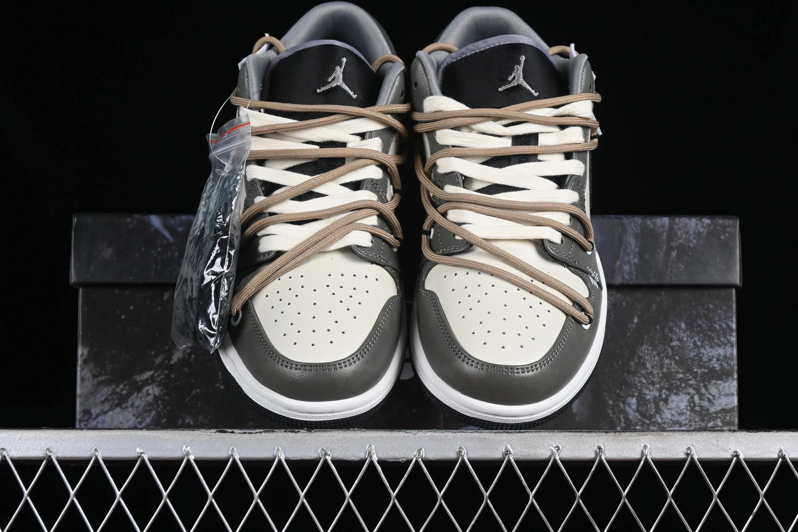 All categories Air Jordan Jordan series basketball shoes Air Jordan 1 Low High-end customized low-top sneakers Air Jordan 1 Low AJ1 Joe 1 customized model Panda Prank Jungle Crossing Green Field Floating Abyss Low-top cultural and casual sneakers 553558-040